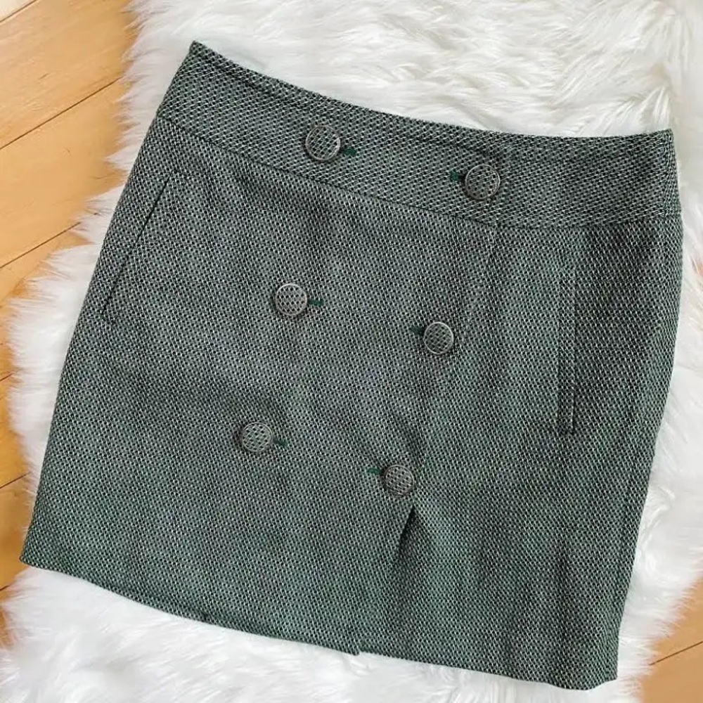 🌻SALE 5/$50 or 10/$75🌻 LOFT green button front mini skirt